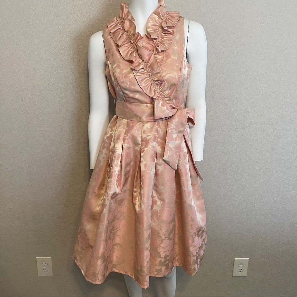 JESSICA HOWARD floral dress. NWT. Size 6P. Elegant. Ruffled neck